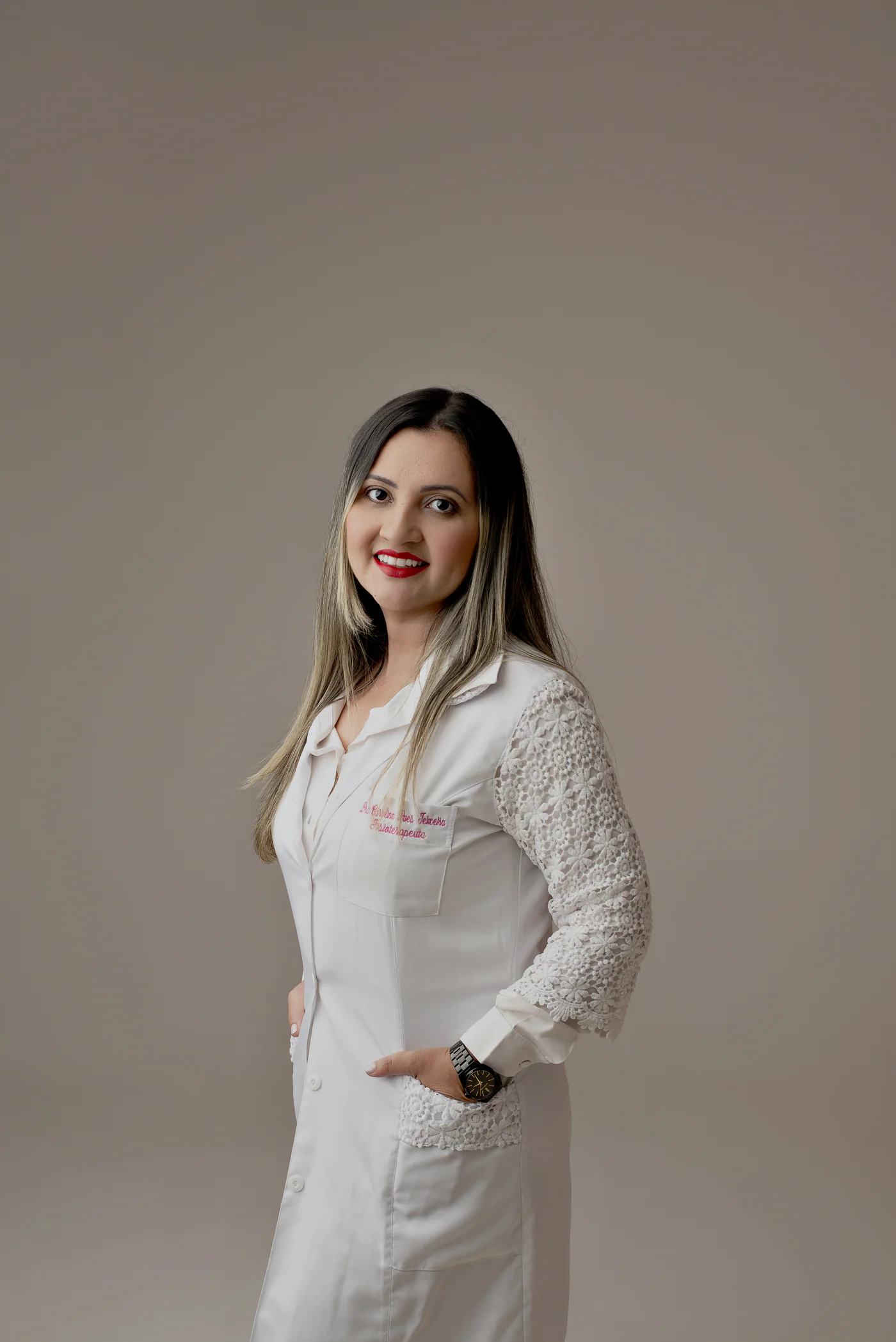 Dra. Carolina Paes em retrato profissional