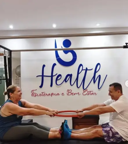 Exercício de Pilates em dupla